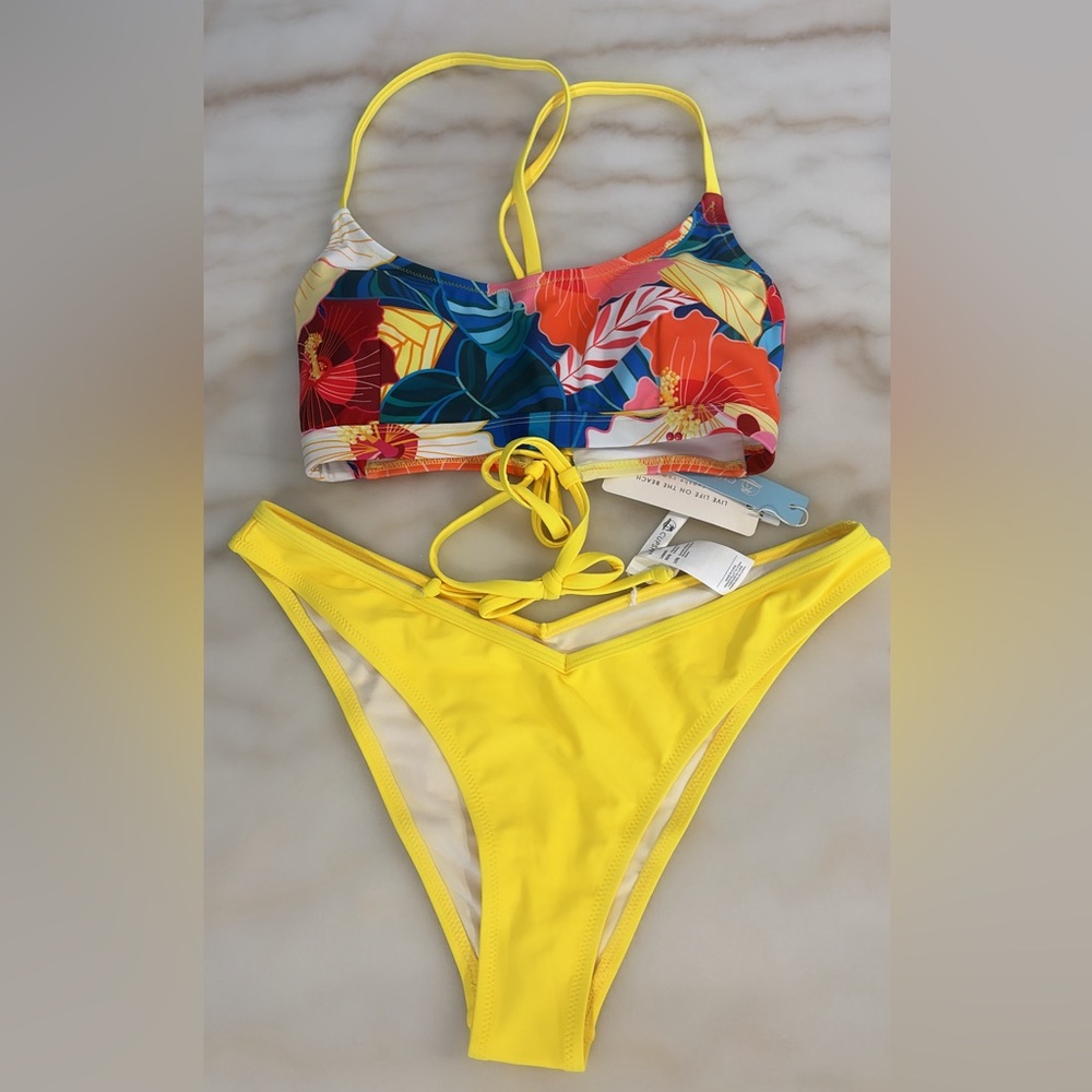 Cupshe swimsuits bundle size M  selling bundle perfect for summer time!
